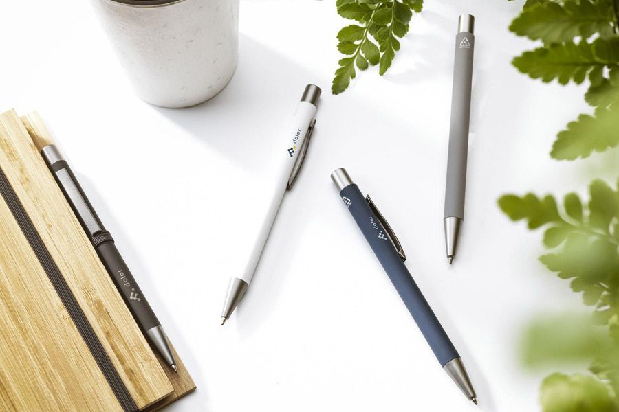 verschillende bedrukte pennen van gerecycleerd aluminium en soft touch basis